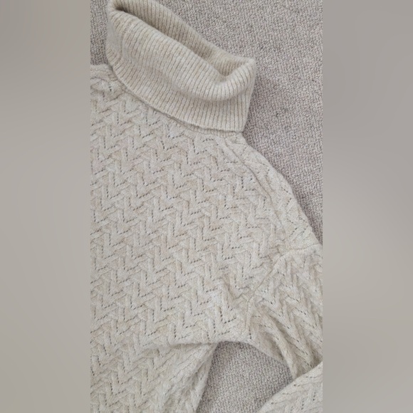 White/cream old navy turtleneck sweater - Picture 2 of 2